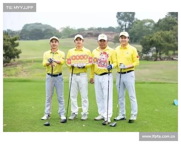 勒布朗暂停间隙亲自示范高尔夫动作 里夫斯笑声不断队友乐翻天